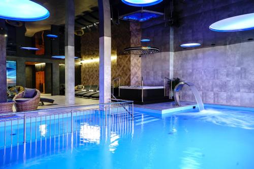 a pool in a hotel with a hot tub at Apartamenty i Pokoje Złote Piaski in Jastrzębia Góra