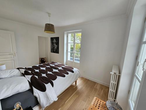 Brunoy的住宿－La maison élégante, chambre proche gare et centre de Brunoy，一间卧室设有一张大床和一个窗户。