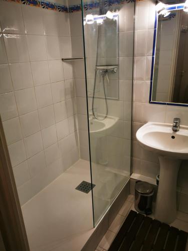 une salle de bain avec douche et lavabo dans l'établissement Charmant studio Valescure Saint Raphaël, à Saint-Raphaël