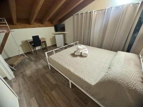 una camera con letto, scrivania e tavolo di Park 20 Guest House ad Azzate