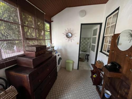 Habitación con tocador y espejo en la pared. en Aveiro Maias Village - CASA DA ROSA 