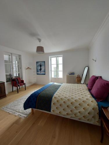 une chambre avec un grand lit et un salon dans l'établissement La maison élégante, chambre proche gare et centre de Brunoy, à Brunoy