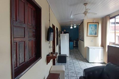 ein Wohnzimmer mit Sofa und Tür in der Unterkunft Casa para Família in Porto Seguro