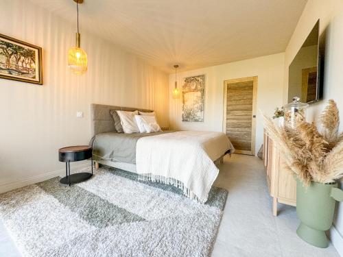 - une chambre avec un lit et deux tapis dans l'établissement Villas Les Plaines en Provence, à Maillane