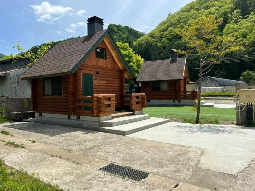 a small wooden cabin in the middle of a yard at New Kurumi Land - Vacation STAY 41992v 