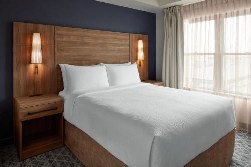Un ou plusieurs lits dans un hébergement de l'établissement Residence Inn by Marriott Mississauga-Airport Corporate Centre West