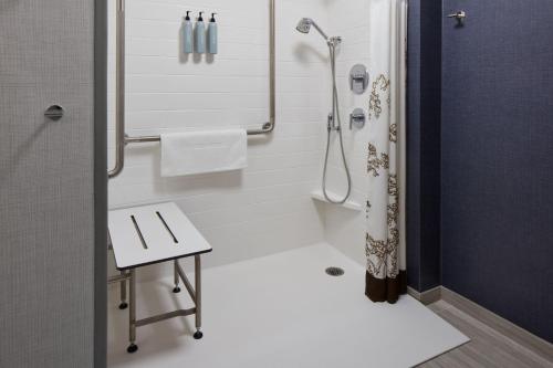 uma casa de banho com um chuveiro, um WC e um lavatório. em Residence Inn by Marriott Mississauga-Airport Corporate Centre West em Mississauga
