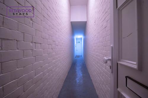 Gambar di galeri bagi Newly Refurbished Spacious Serviced Apartment for Contractors and Families, FREE WiFi & Netflix by REDWOOD STAYS di Farnborough