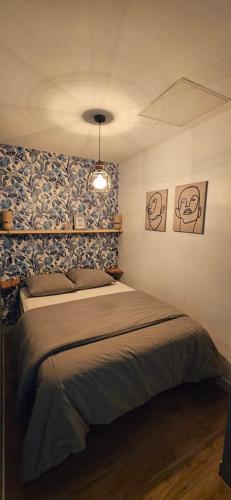 une chambre avec un grand lit dans une pièce dans l'établissement Appartement 