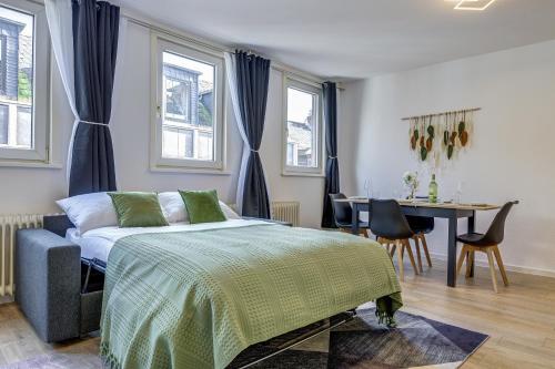 1 dormitorio con 1 cama, mesa y sillas en K&M - Zentral - Mit Arbeitsplatz - RMCC in der Nähe en Wiesbaden