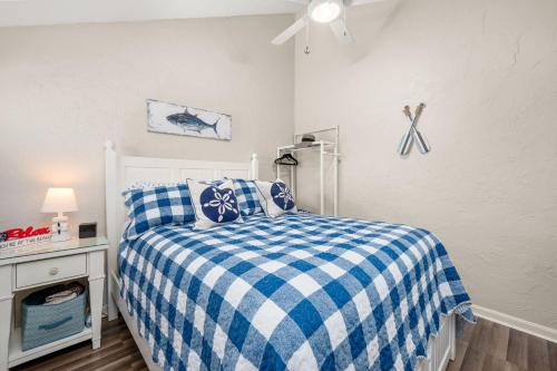 1 dormitorio con 1 cama blanca y azul a cuadros en 131 #7 North Shore Boulevard East Sandwich - Waters Edge 7, en East Sandwich