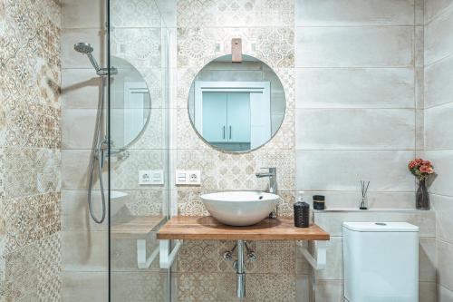 La salle de bains est pourvue d'un lavabo et d'un miroir. dans l'établissement Apartamento Brisa Playa, à Aguadulce