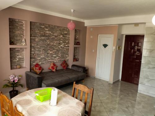 ein Wohnzimmer mit einem Sofa und einem Tisch in der Unterkunft JolieVue in Bejaïa