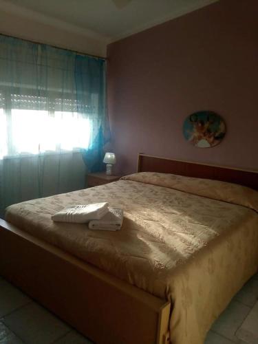 Un dormitorio con una cama con una toalla. en Residence Sciacca Hope, en Cartabubbo