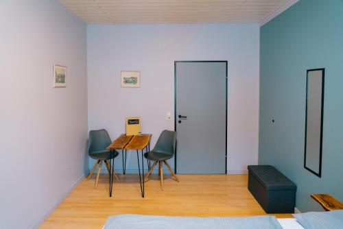 a room with two chairs and a table and a door at Mountain View Salzburg - SELF CHECK-IN - Apartments in Grödig