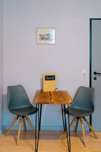 two chairs and a table with a laptop on it at Mountain View Salzburg - SELF CHECK-IN - Apartments in Grödig