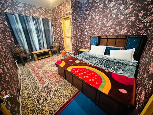 HOTEL MERLIN PALACE في سريناغار: غرفة نوم مع سرير في غرفة مع ورق جدران زجاجي