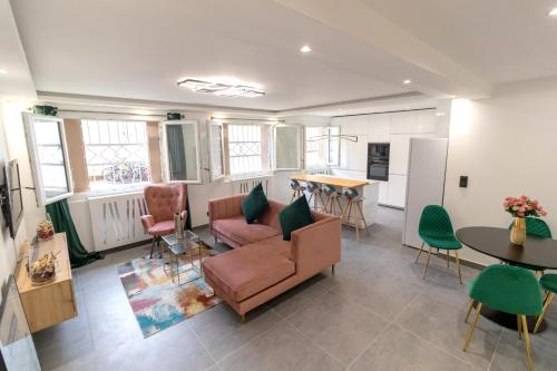 un salon avec un canapé, une table et des chaises dans l'établissement Appartement spacieux proche du centre-ville de Villeurbanne, à Villeurbanne