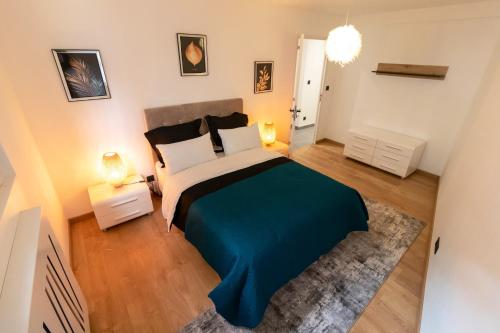 une chambre avec un grand lit et deux lampes dans l'établissement Appartement spacieux proche du centre-ville de Villeurbanne, à Villeurbanne