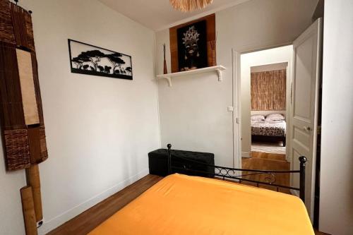 mały pokój z łóżkiem w pokoju z sypialnią w obiekcie The house of little Paris w mieście Montreuil