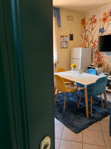 uma cozinha e sala de jantar com mesa e cadeiras em The Loft E&E Blue Sky em Empoli