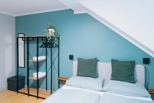 a room with a bed and a blue wall at Mountain View Salzburg - SELF CHECK-IN - Apartments in Grödig