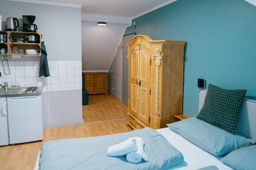 a small room with a bed and a kitchen at Mountain View Salzburg - SELF CHECK-IN - Apartments in Grödig