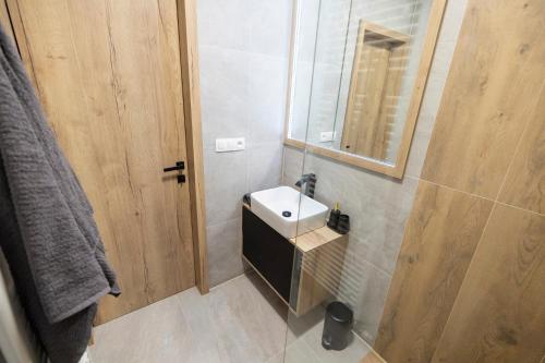 Bilik mandi di ALURE RESIDENCES 5 & 24h self check-in, private parking in front of the apartment building included, new building, the apartment building has its own park with a lake and outdoor fitness, children's playground, CITY CENTER