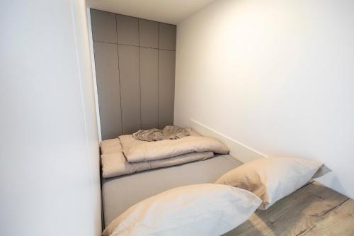 Katil atau katil-katil dalam bilik di ALURE RESIDENCES 5 & 24h self check-in, private parking in front of the apartment building included, new building, the apartment building has its own park with a lake and outdoor fitness, children's playground, CITY CENTER