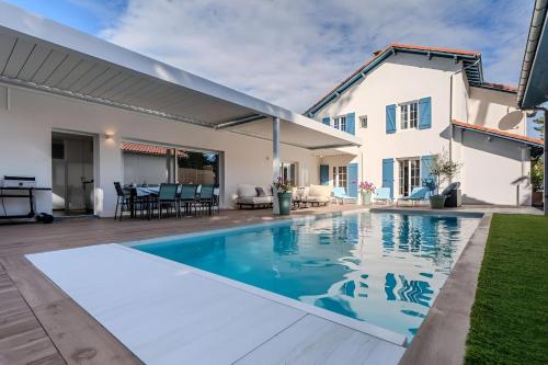 une piscine dans l'arrière-cour d'une maison dans l'établissement Villa Souleillous, basco landaise de prestige, 500m de la plage, à Capbreton