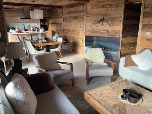 プラ・ルーにあるLe Lodge de Molanes - Pra Loup 1500のリビングルーム(ソファ、椅子、テーブル付)