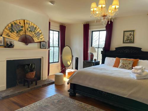 um quarto com uma cama grande e uma lareira em Yoko's Serene Suite in Frankfort em Louisville