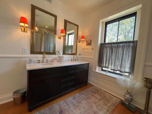 uma casa de banho com um lavatório e um espelho grande em Yoko's Serene Suite in Frankfort em Louisville