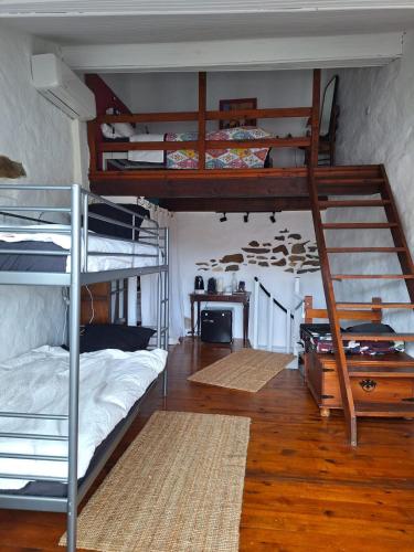 une chambre avec deux lits superposés et un bureau dans l'établissement Maison Galiléo, à Ria
