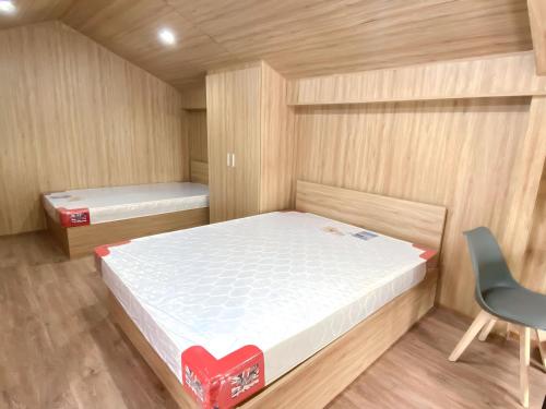 เตียงในห้องที่ Nhà 2 tầng thiết kế hiện tại với 4 căn hộ riêng biệt tại Phan Bá Vành, Sơn Trà, Đà Nẵng