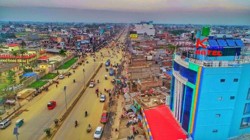 uma vista superior de uma rua movimentada numa cidade em Khanal Hotel em Nepālganj