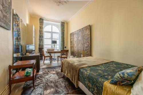 a bedroom with a bed and a dining room with a table at Terrasse Royale au Coeur de Nantes in Nantes