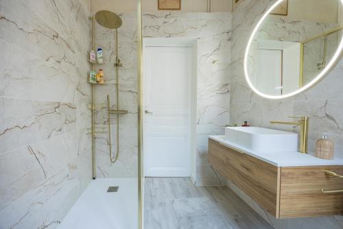 a bathroom with a sink and a mirror at Terrasse Royale au Coeur de Nantes in Nantes