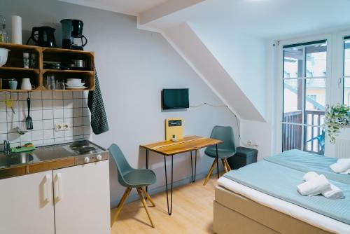 a small room with a bed and a table and chairs at Mountain View Salzburg - SELF CHECK-IN - Apartments in Grödig