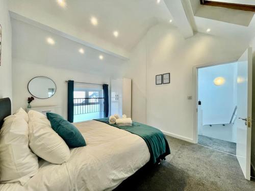 ein Schlafzimmer mit einem großen Bett in einem Zimmer in der Unterkunft Modern Cosy 1 Bed Ilford Home - Free Parking in Ilford