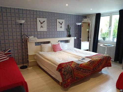1 dormitorio con 1 cama grande con almohadas rosas en Landvetter BnB en Härryda