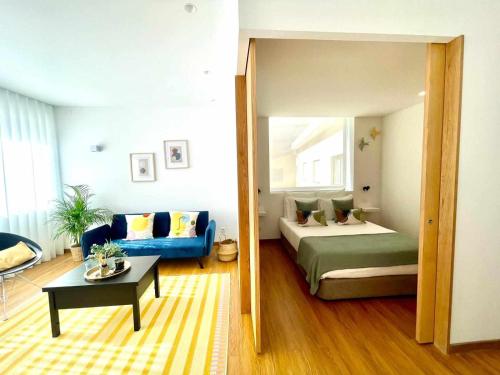 una camera da letto con un letto, un divano e un tavolo di Gerês Adelaide Studios a Geres
