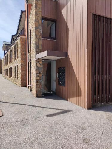 a building with a ramp leading up to a door at Andorre Ordino Arcalis Fizu in El Serrat