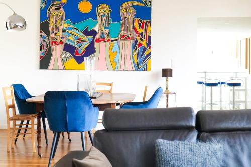 un salon avec un canapé et une table avec des chaises dans l'établissement appartement loft 4 couchages quartier gare Angers, à Angers