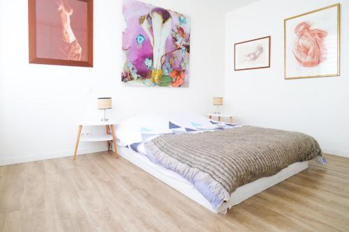 アンジェにあるappartement loft 4 couchages quartier gare Angersのベッドルーム1室(ベッド1台付)