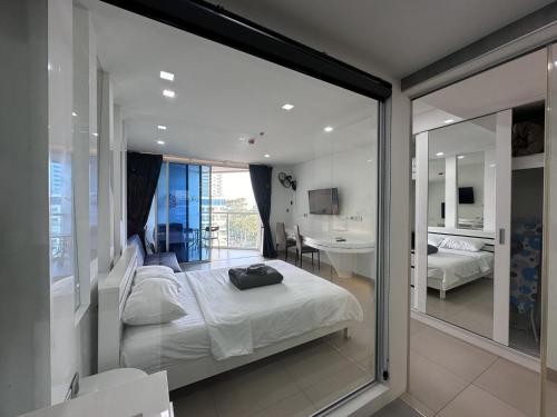 a bedroom with a bed and a view of a bathroom at Sands Condo Studio 73 by ThaiminatorPattaya in Pattaya South