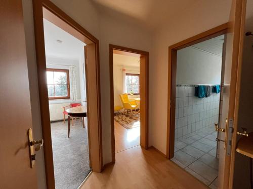 ドレスデンにあるFerienwohnung Dresdenのバスルーム(シャワー付)が備わります。