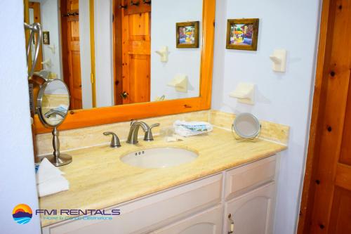 y baño con lavabo y espejo. en Marina Pinacate Villa-12, en Puerto Peñasco