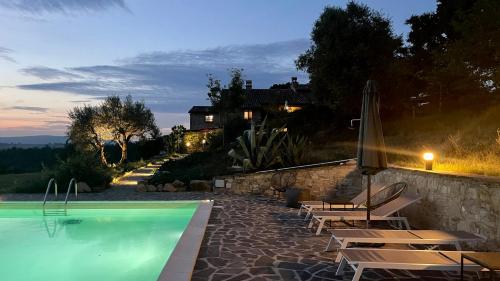 einen Pool mit Liegestühlen neben einem Haus in der Unterkunft Villa Solisera in Pesciano