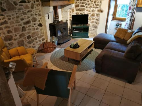 un salon avec un canapé et une table basse dans l'établissement Tranquille Vienne Gites a Chirac dept Charente, à Chirac